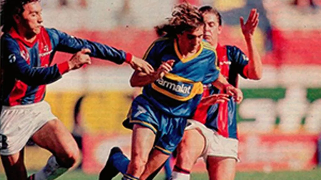 “Manteca” Martínez se escapa de sus rivales, en un triunfo importante del equipo (Historia de Boca)