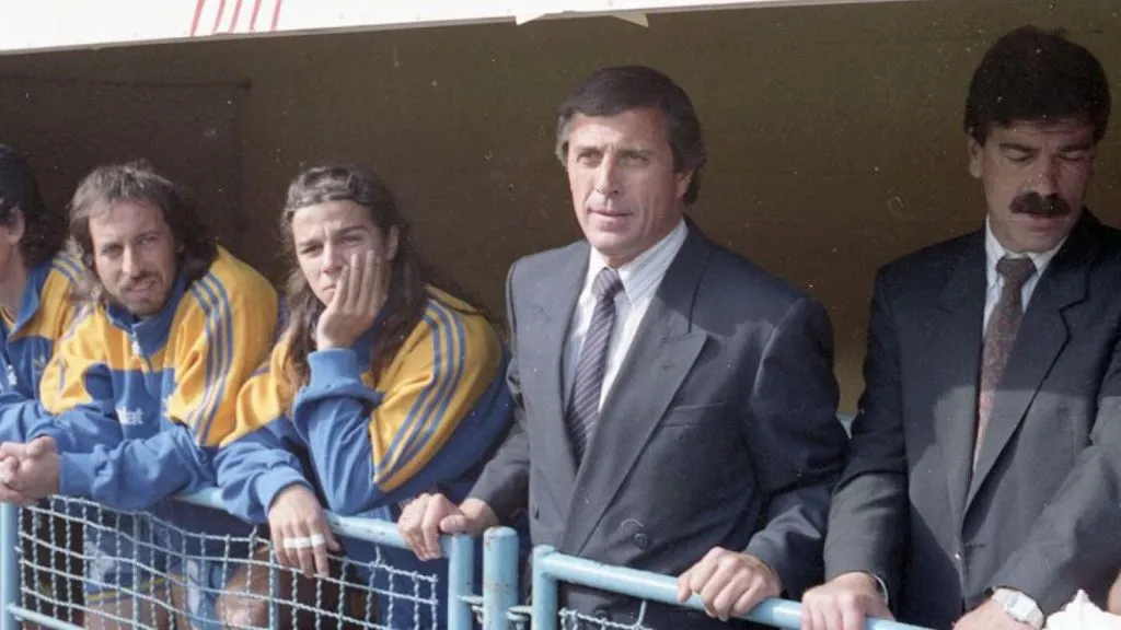 El “Maestro” en los viejos bancos de suplentes de La Bombonera (El Gráfico)