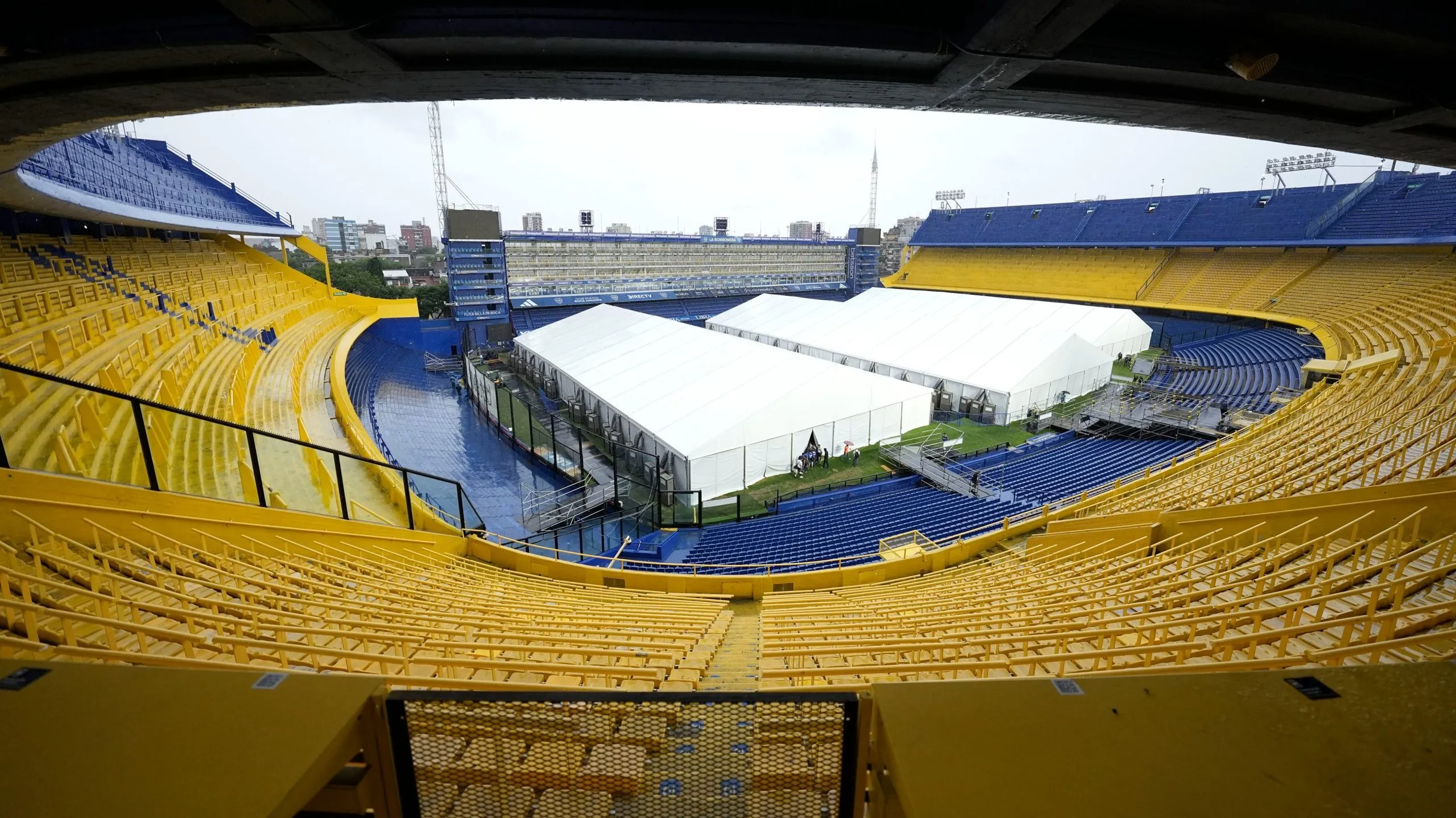 Las carpas se mantuvieron a pesar del fuerte temporal. @BocaJrsOficial.