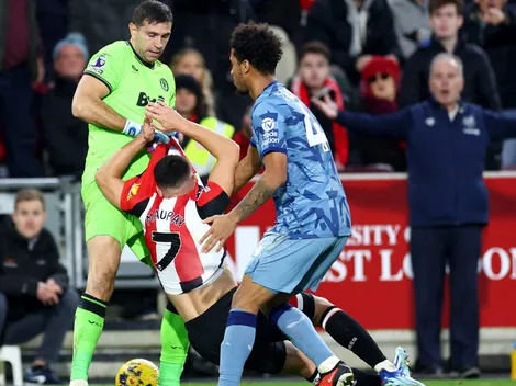 VIDEO | ¡Dibu en llamas! El fuerte cruce del arquero argentino con un delantero rival