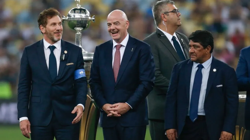 De izquierda a derecha: Alejandro Domínguez, Gianni Infantino y Ednaldo Rodrigues (Getty Images).