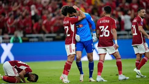 Los abrazos a El Shenawy por su penal atajado a Benzema.