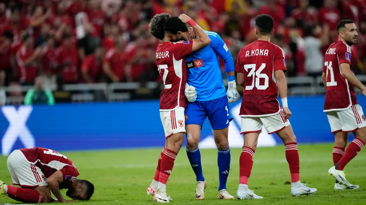 Los abrazos a El Shenawy por su penal atajado a Benzema.