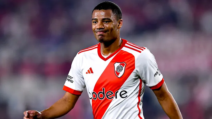 River, enojado: Nicolás De la Cruz posó con una camiseta de Flamengo
