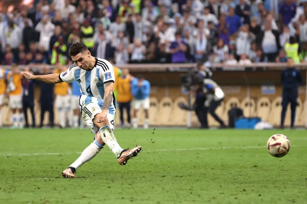 Gonzalo Montiel pateando el histórico penal. (Foto: Getty)