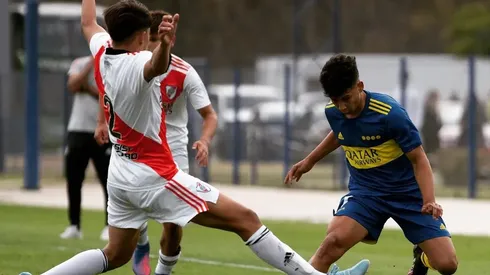 Luka Andrade disputando un Superclásico con Boca.