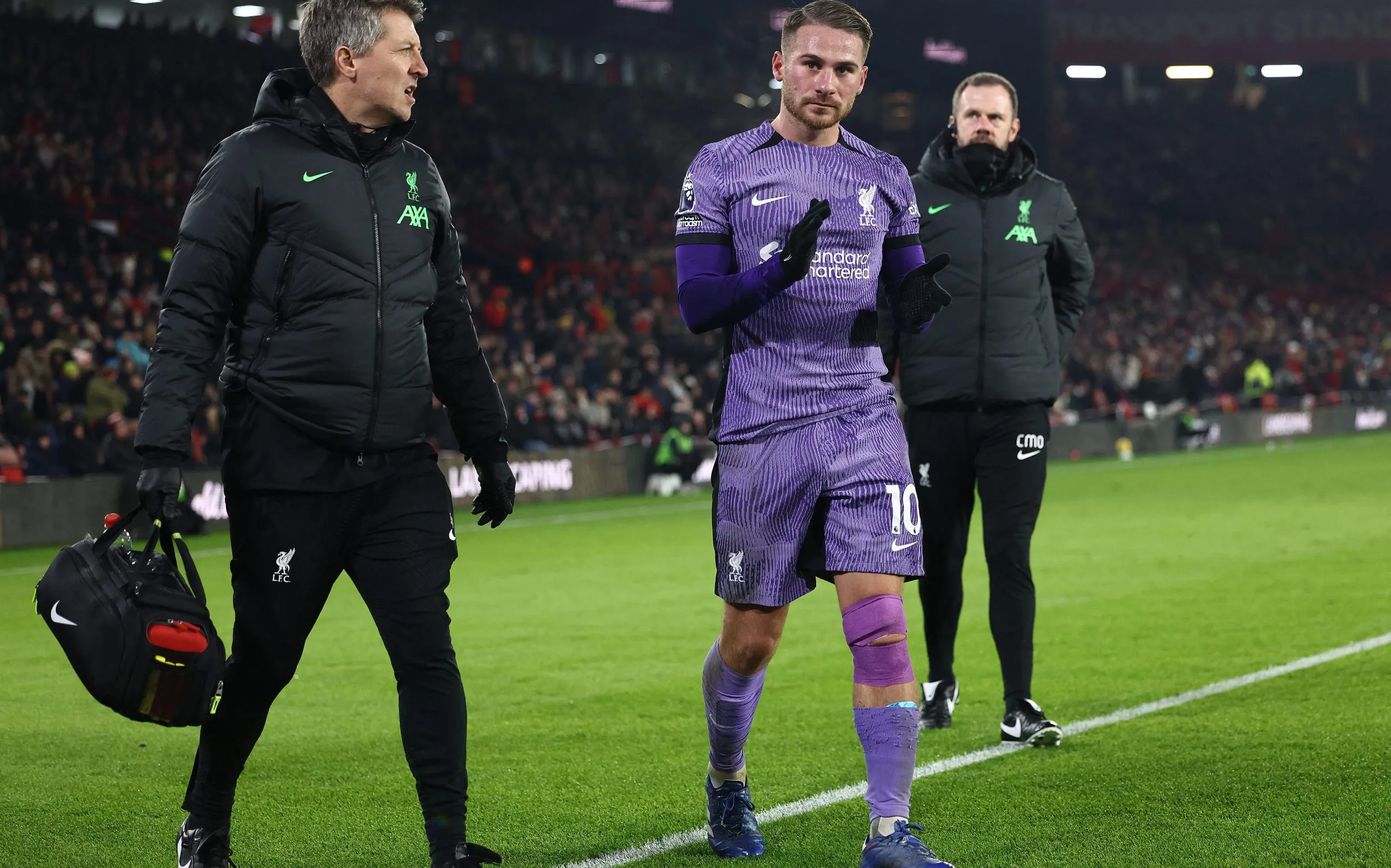 Así se retiraba Alexis Mac Allister del partido ante el Sheffield United. Getty Images.