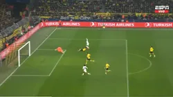 Kobel y una gran atajada para salvar al Borussia Dortmund.