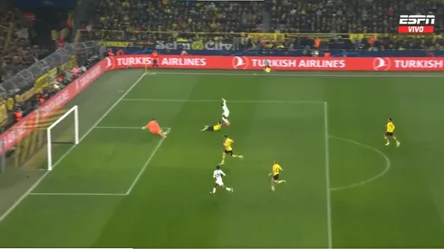 Kobel y una gran atajada para salvar al Borussia Dortmund.