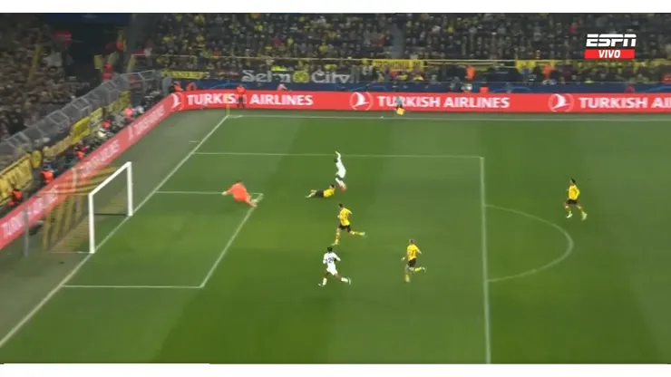 Kobel y una gran atajada para salvar al Borussia Dortmund.