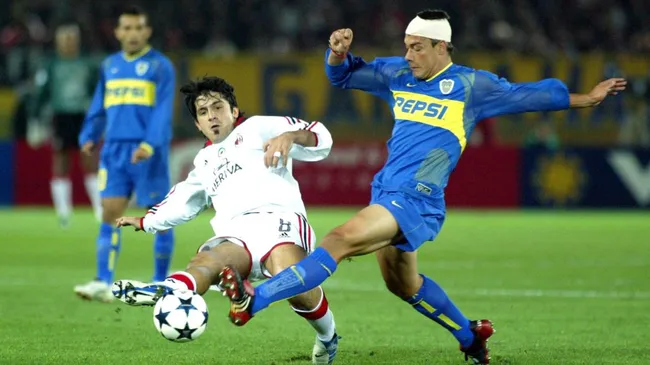 Mucha fricción, dentro de un partido parejo, por la final de la Copa Intercontinental (Imago)