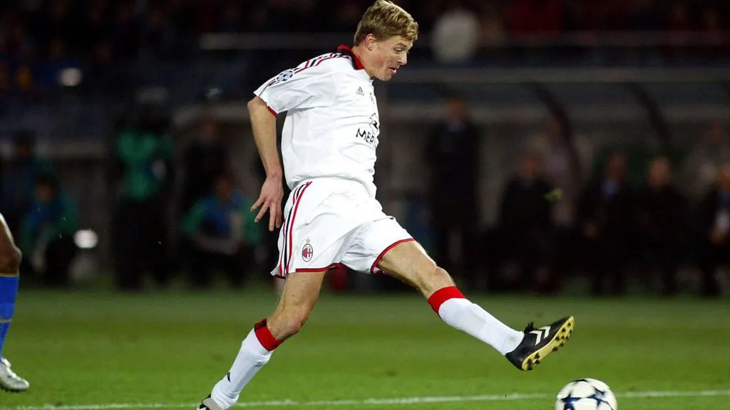 Definición de Jon Dahl Tomasson para darla la ventaja al Milan (Imago)