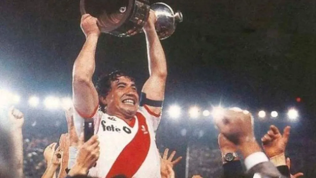 El “Tolo” Gallego levantando un trofeo tan ansiado por el mundo riverplatense (@cariverplate)