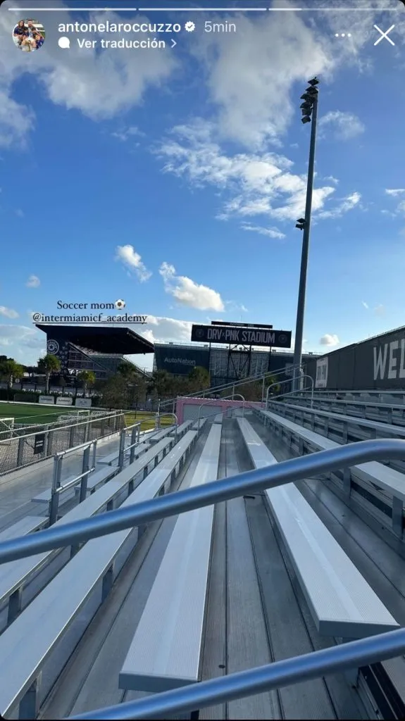 Antonela acompañando a los Messi a entrenar
