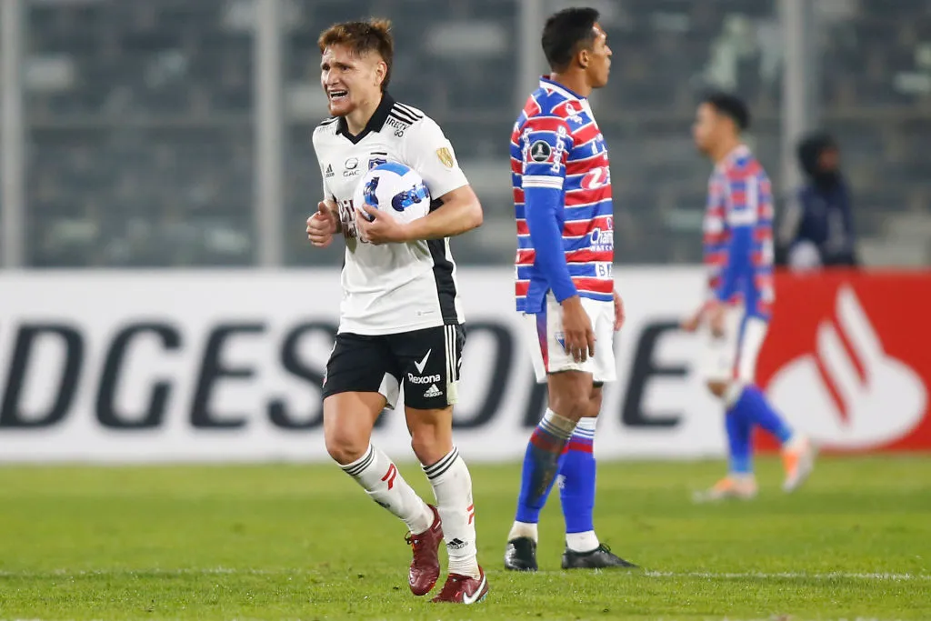 Leonardo Gil con la camiseta de Colo Colo. (Foto: Getty)