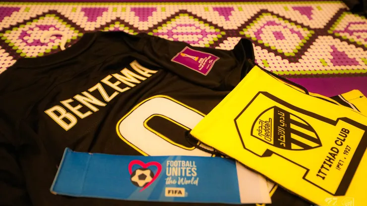 La cinta de capitán para Benzema (Twitter @ittihad).