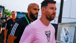 Yassine Cheuko y Lionel Messi.