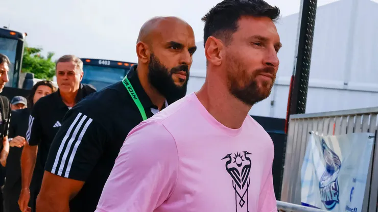 Yassine Cheuko y Lionel Messi.