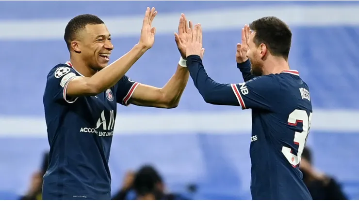 Fayza Lamari reveló que Kylian Mbappé exhibe en su casa una camiseta que intercambió con Lionel Messi. Getty Images.