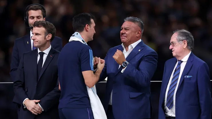 Scaloni y Tapia en la coronación de Argentina en Qatar 2022.