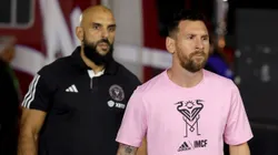 Yassine Cheuko y Lionel Messi.