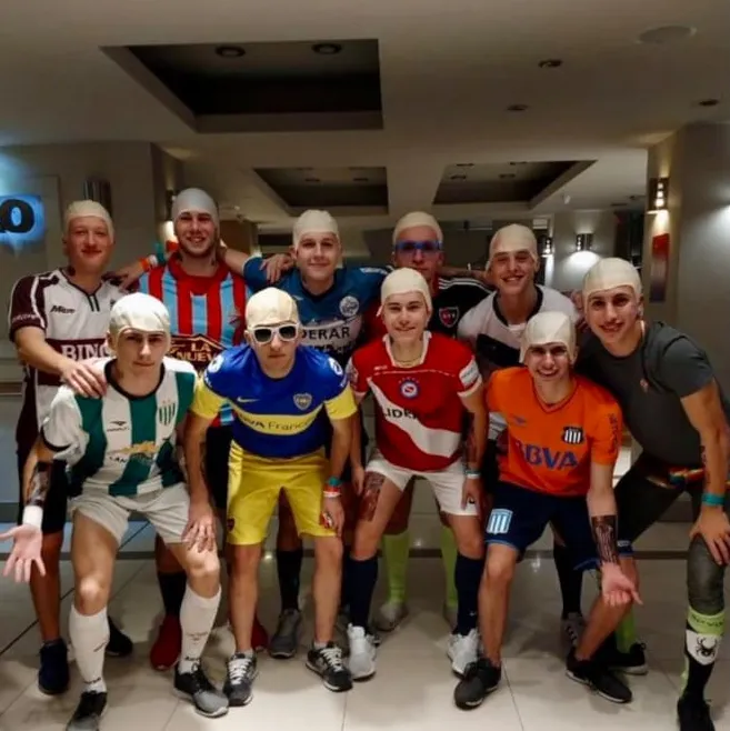 Homenaje: un grupo de adolescentes se vistió de Silva, con todas sus camisetas.