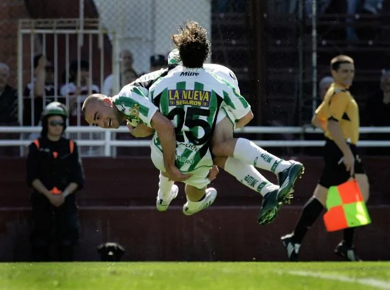 Silva y sus raros festejos nuevos. Foto Web.