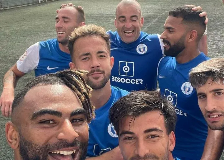 Silva con sus compañeros de El Palo FC. Imagen Web.