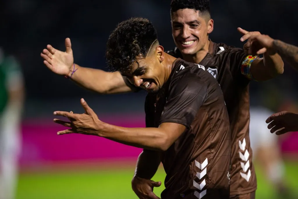 Ronaldo Martínez celebrando un tanto. (Foto: Platense)