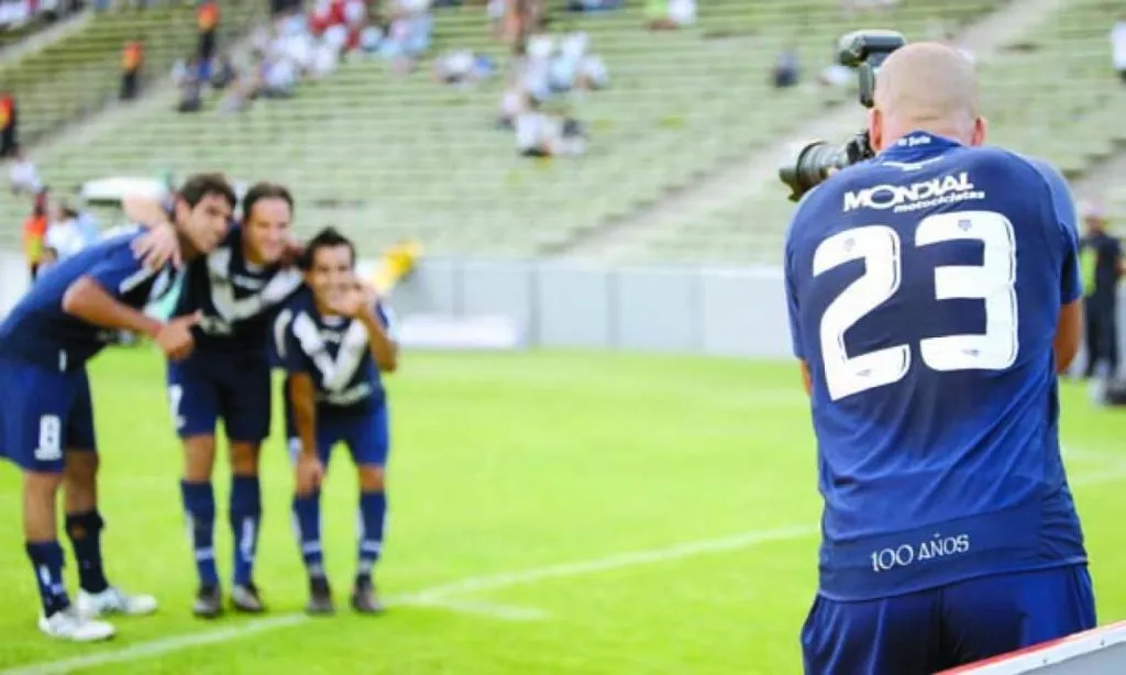 Silva celebrando con la cámara: posan Fernández, Martínez y Moralez. Foto Vélez.