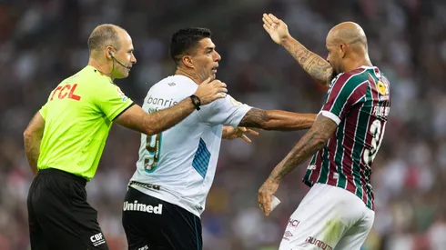 Empujón de Luis Suárez a Felipe Melo en un muy caliente duelo entre Fluminense y Gremio.