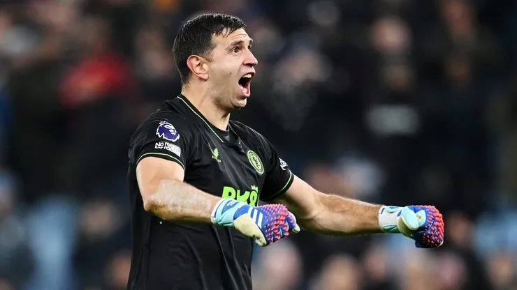 Emiliano Martínez está siendo una de las figuras de la gran temporada del Aston Villa en la Premier League y en la Conference League. Getty Images.