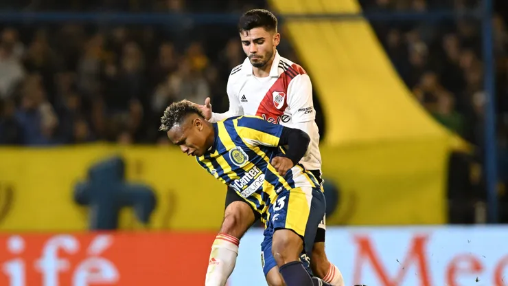 Jaminton Campaz enfrentando a River con Rosario Central.
