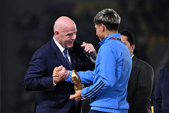 La felicitación del presidente de FIFA a Ruberto.