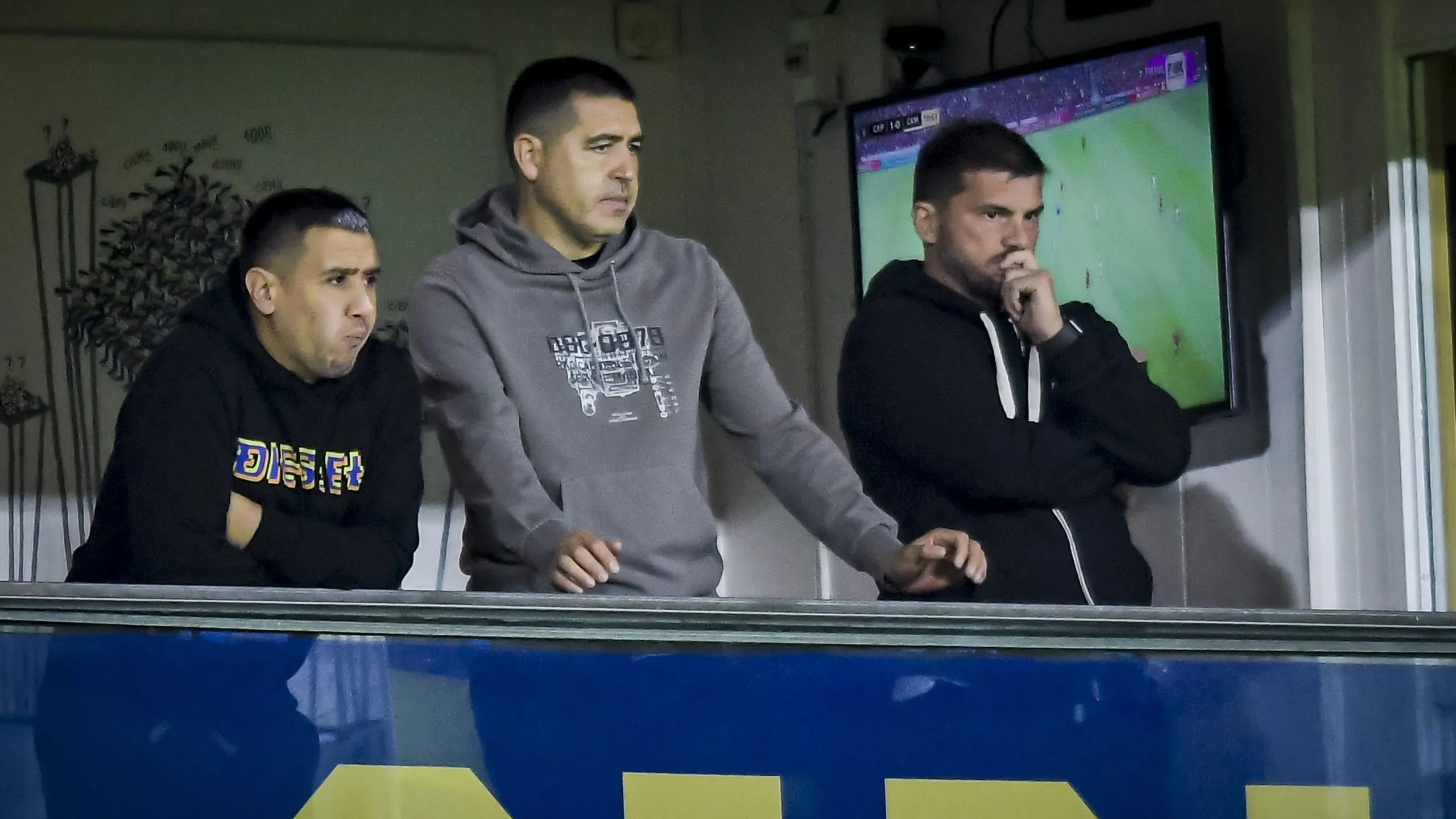 Cristian Riquelme, Juan Román Riquelme y Mariano Herrón en uno de los palcos de la Bombonera. Getty Images.