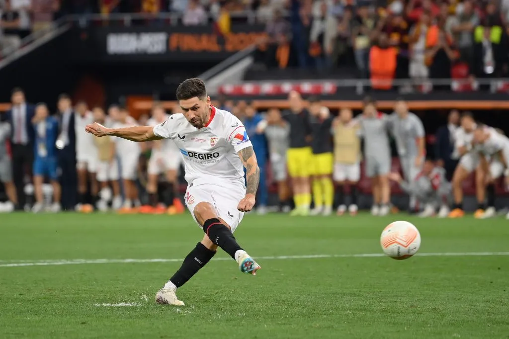 Como en Qatar, Montiel cruzó su penal y le dio una estrella a Sevilla. (Foto: Getty Images)