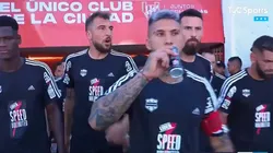 Riestra y una particular manera de salir al campo de juego.