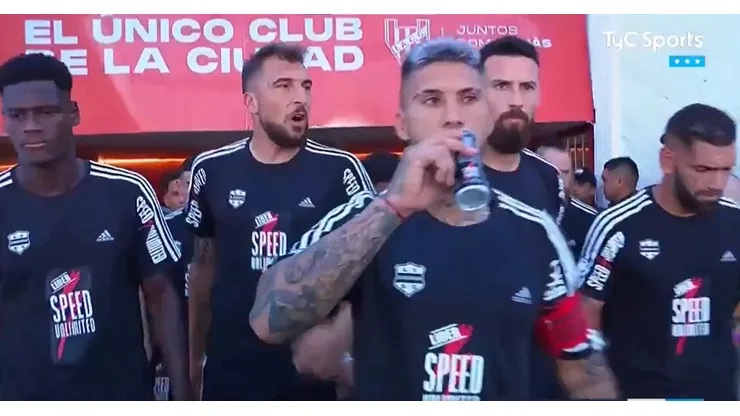 Riestra y una particular manera de salir al campo de juego.