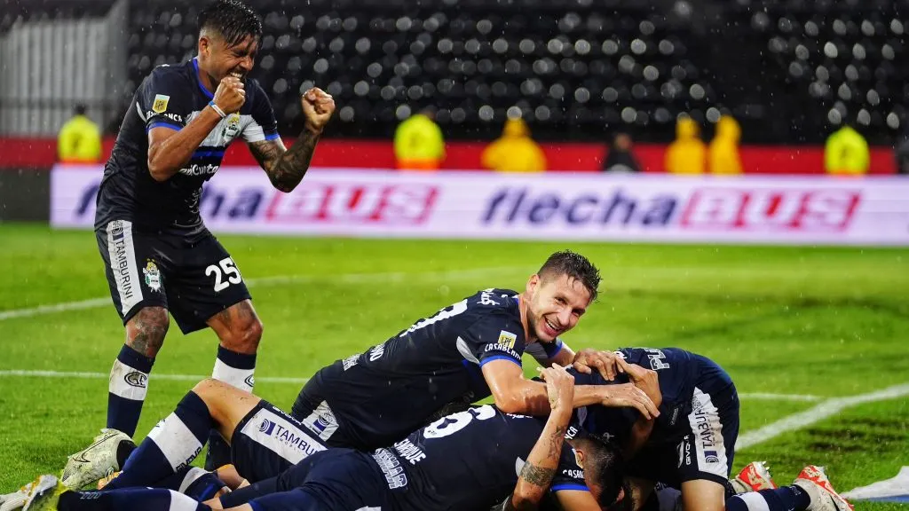 Gimnasia, el ganador del desempate ante Colón para quedarse en Primera. (Foto: Gimnasia)