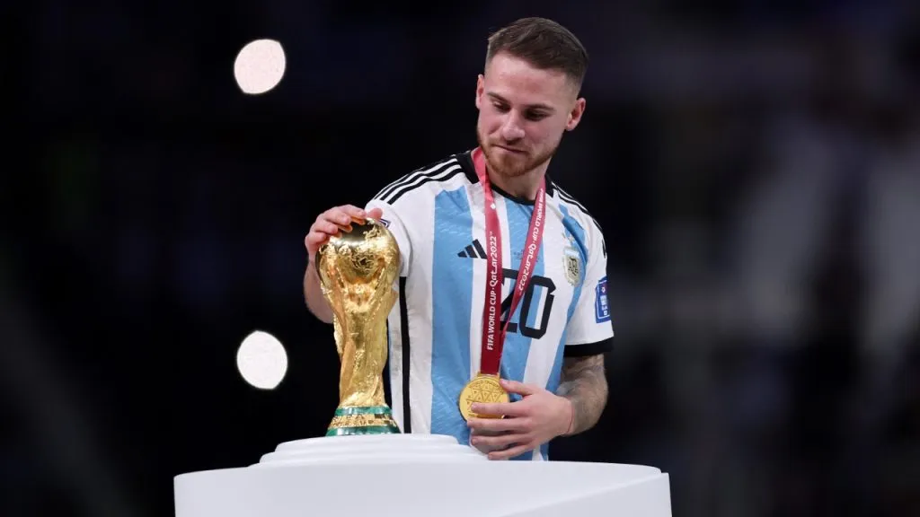 Alexis Mac Allister con la Copa del Mundo