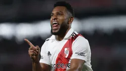 Miguel Borja festejando un gol en River.