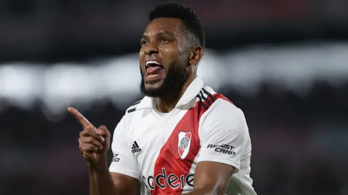 Miguel Borja festejando un gol en River.