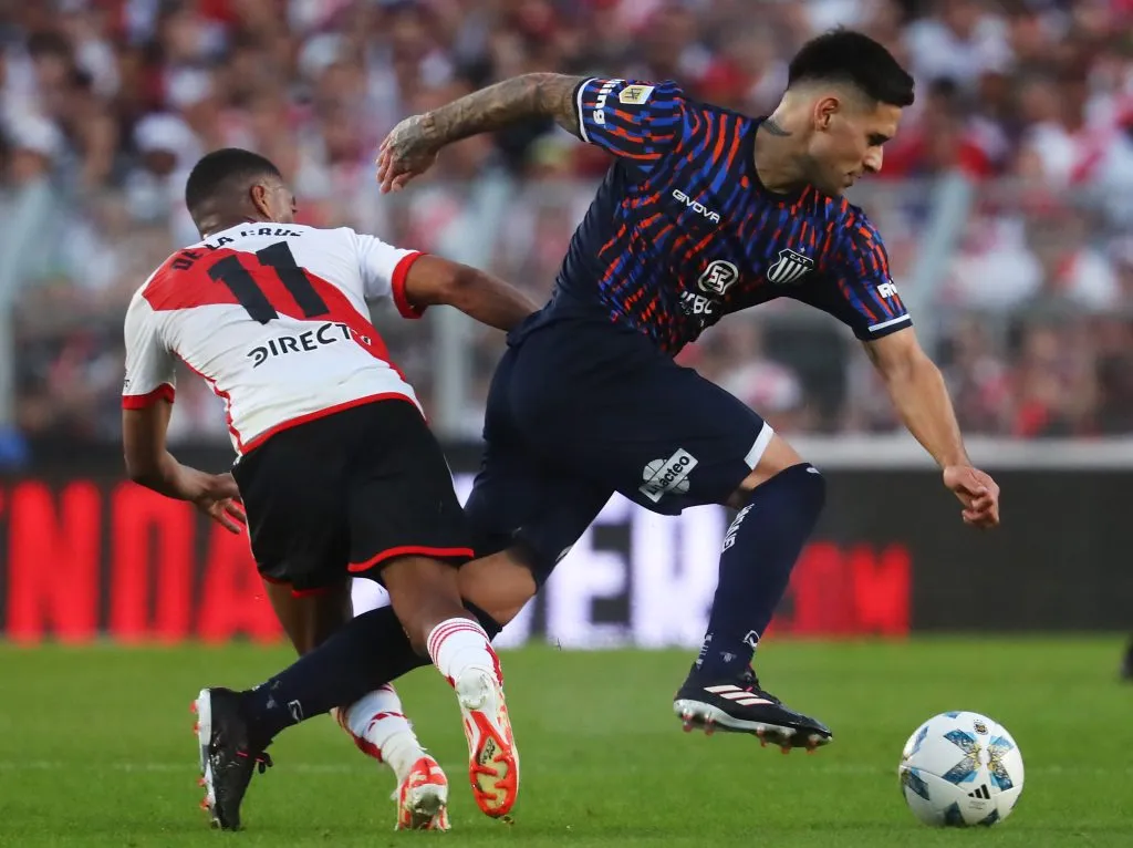 Rodrigo Villagra enfrentando a River. (Foto: Getty)
