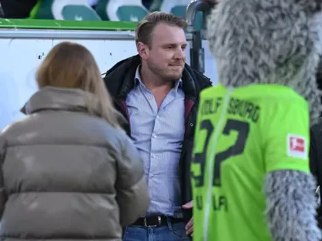 Un hincha reemplazó al cuarto árbitro en un partido de la Bundesliga