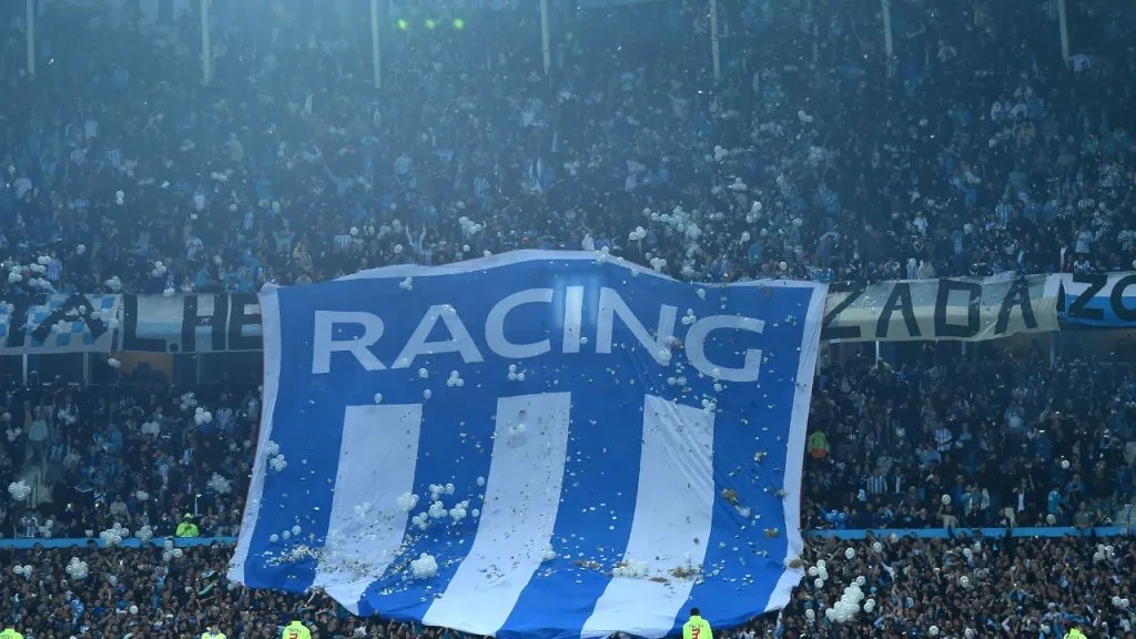 La gente de Racing acompaña mucho a su equipo en el Cilindro (Getty Images).