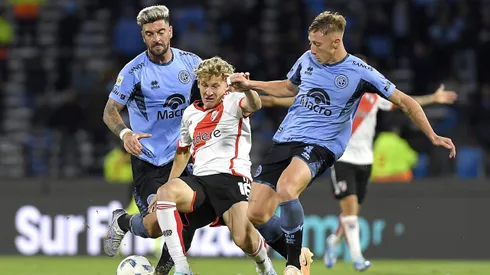 Juan Barinaga marcando a Facundo Colidio.