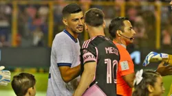 El capitán de El Salvador se llevó de Cuscatlán la camiseta del mejor jugador del mundo. Foto: La Selecta Oficial.