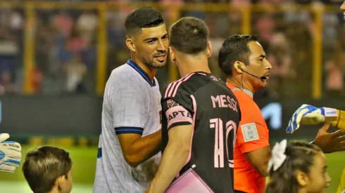 El capitán de El Salvador se llevó de Cuscatlán la camiseta del mejor jugador del mundo. Foto: La Selecta Oficial.