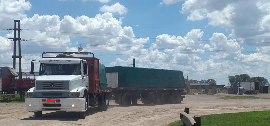 El camión contra el que impactó Luciano Perdomo