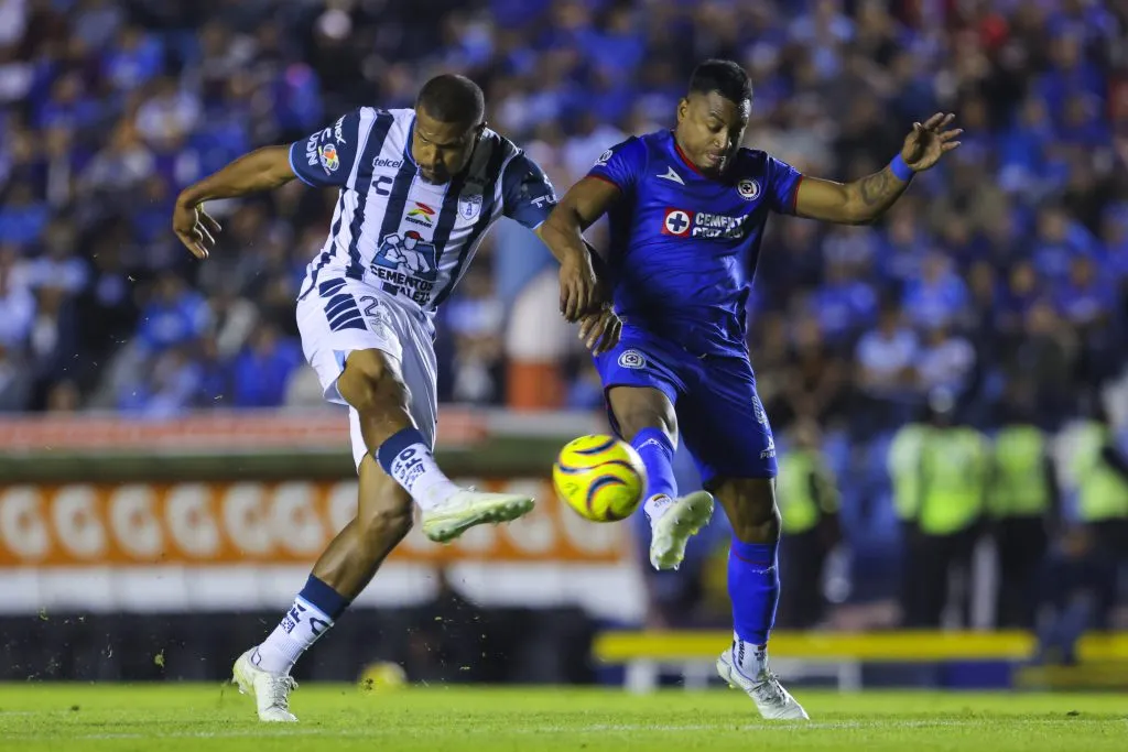 Salomón Rondón en su debut en Pachuca vs. Cruz Azul. Getty Images.